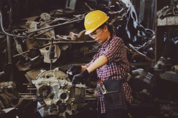 Woman wearing yellow hard hat Photo by Chevanon Photography: https://www.pexels.com/photo/woman-wears-yellow-hard-hat-holding-vehicle-part-1108101/